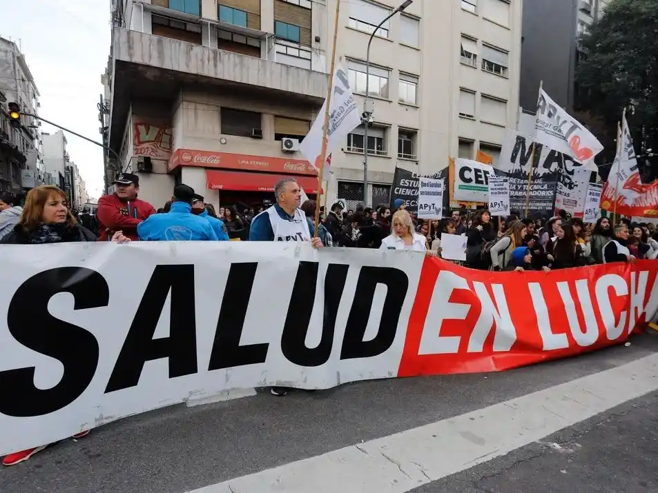 En medio de la marcha del Garrahan, el Gobierno afirmó que el problema “es la gestión y la eficiencia”