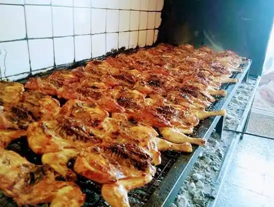 Vende pollos para poder costear la rehabilitación de su mamá que tuvo un ACV