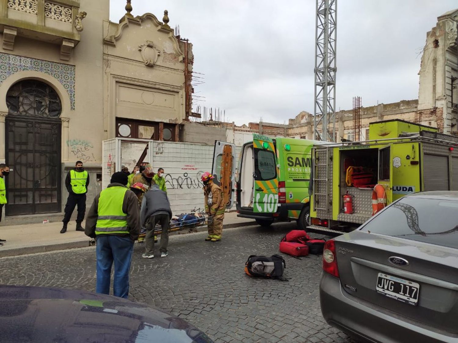 Un operario fue hospitalizado tras un accidente laboral en la obra de Rodríguez y Pinto