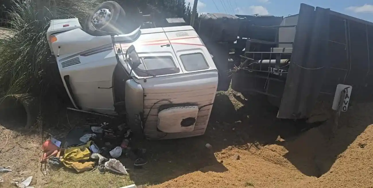 El camión volcó en el km 61,500 de la Ruta 2 y generó demoras.