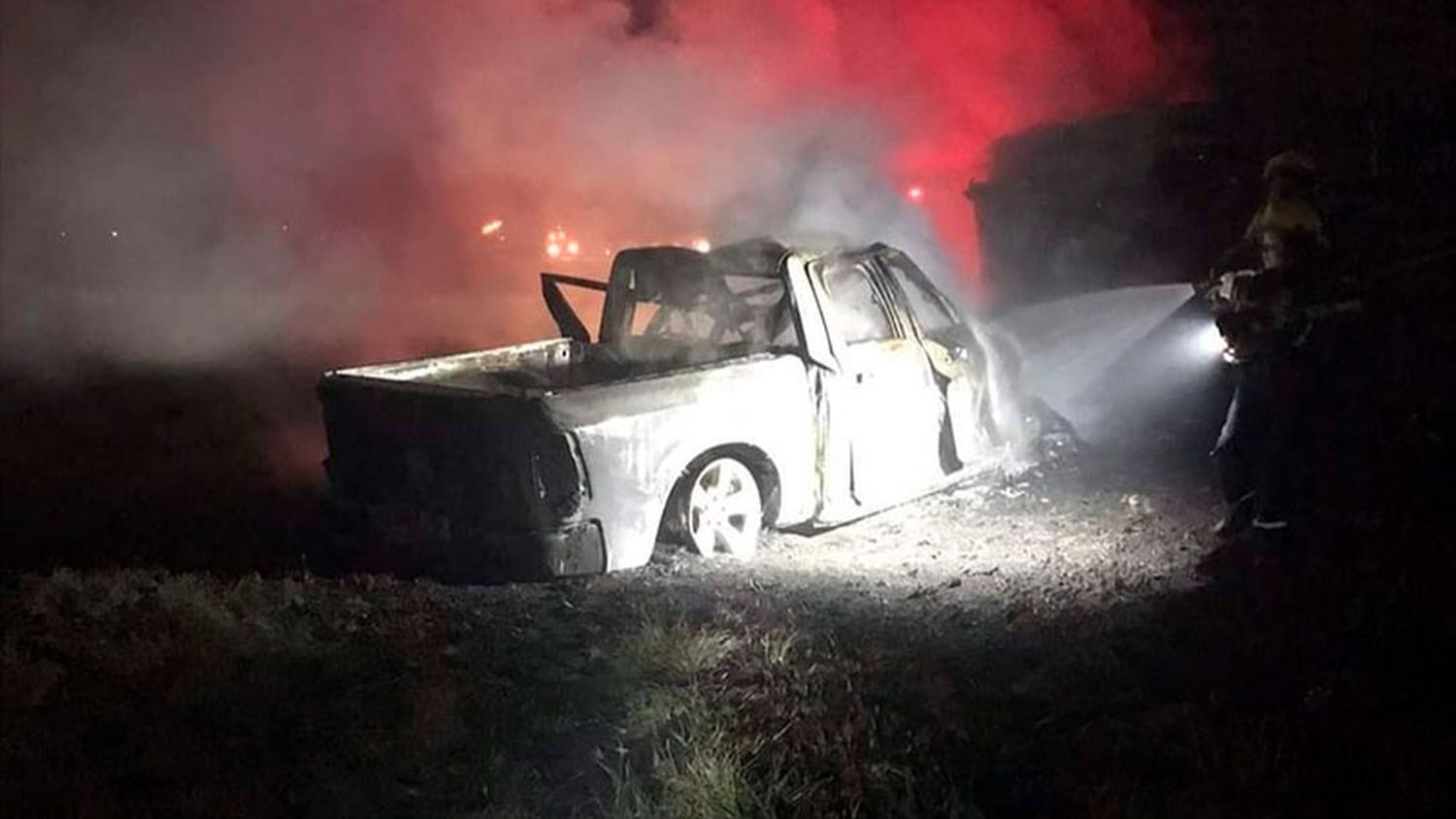 Un muerto y un herido grave tras un terrible choque frontal entre una camioneta y un camión