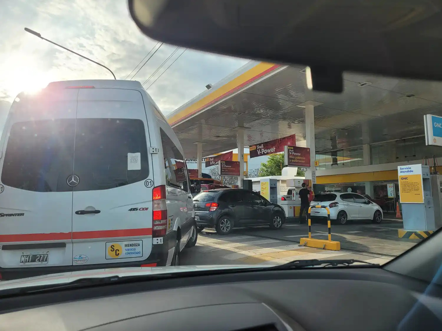 Filas, y cupos para comprar nafta en Provincia