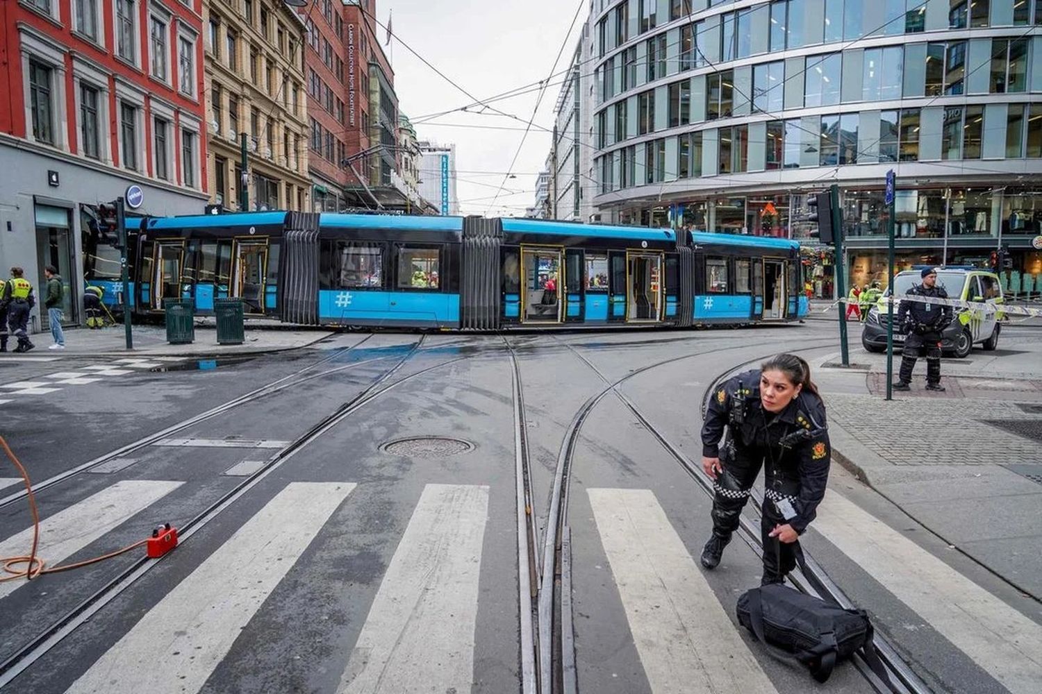 Un tranvía descarriló en Oslo y terminó incrustándose en una tienda de electrónica