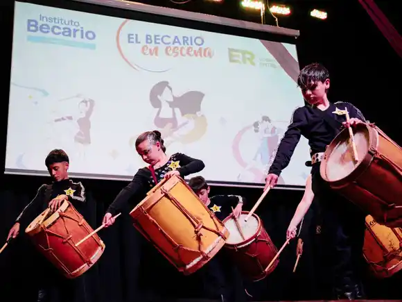 Más de 50 estudiantes participaron de una nueva gala del Becario en Escena