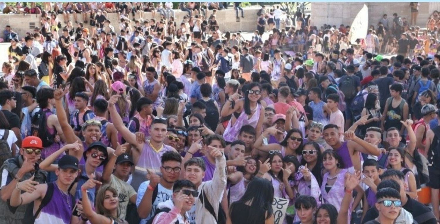 Alumnos de  4º y 5º año copan el Monumento a la Bandera