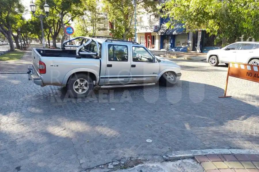 Precaución: Se solicita circular con cuidado por Bv. Roca porque una camioneta perdió una rueda y quedó obstruyendo la calzada