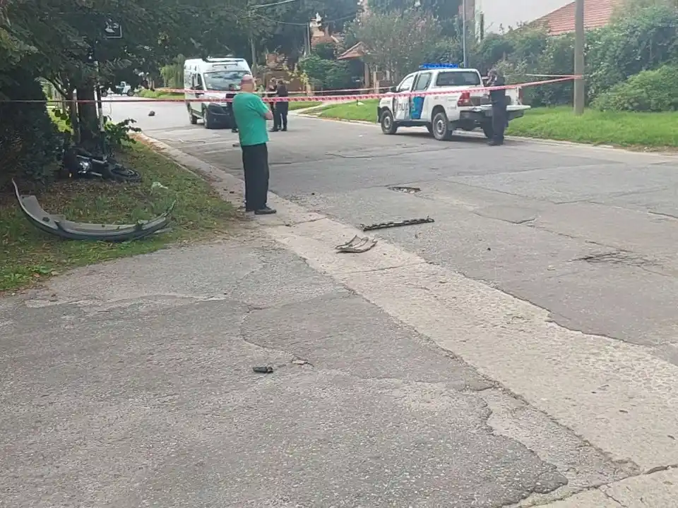 Un grave episodio policial se registró en la ciudad durante esta mañana, cuando una persecución terminó en un violento choque y el hallazgo de un arma de fuego ilegal.