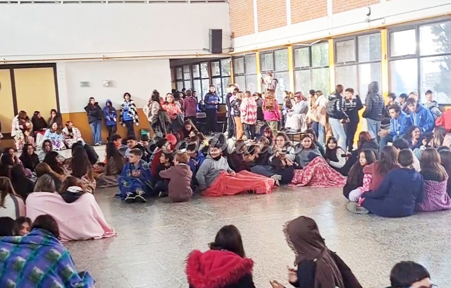 Con mantas y abrigados. Los alumnos, ayer en el patio central de la escuela