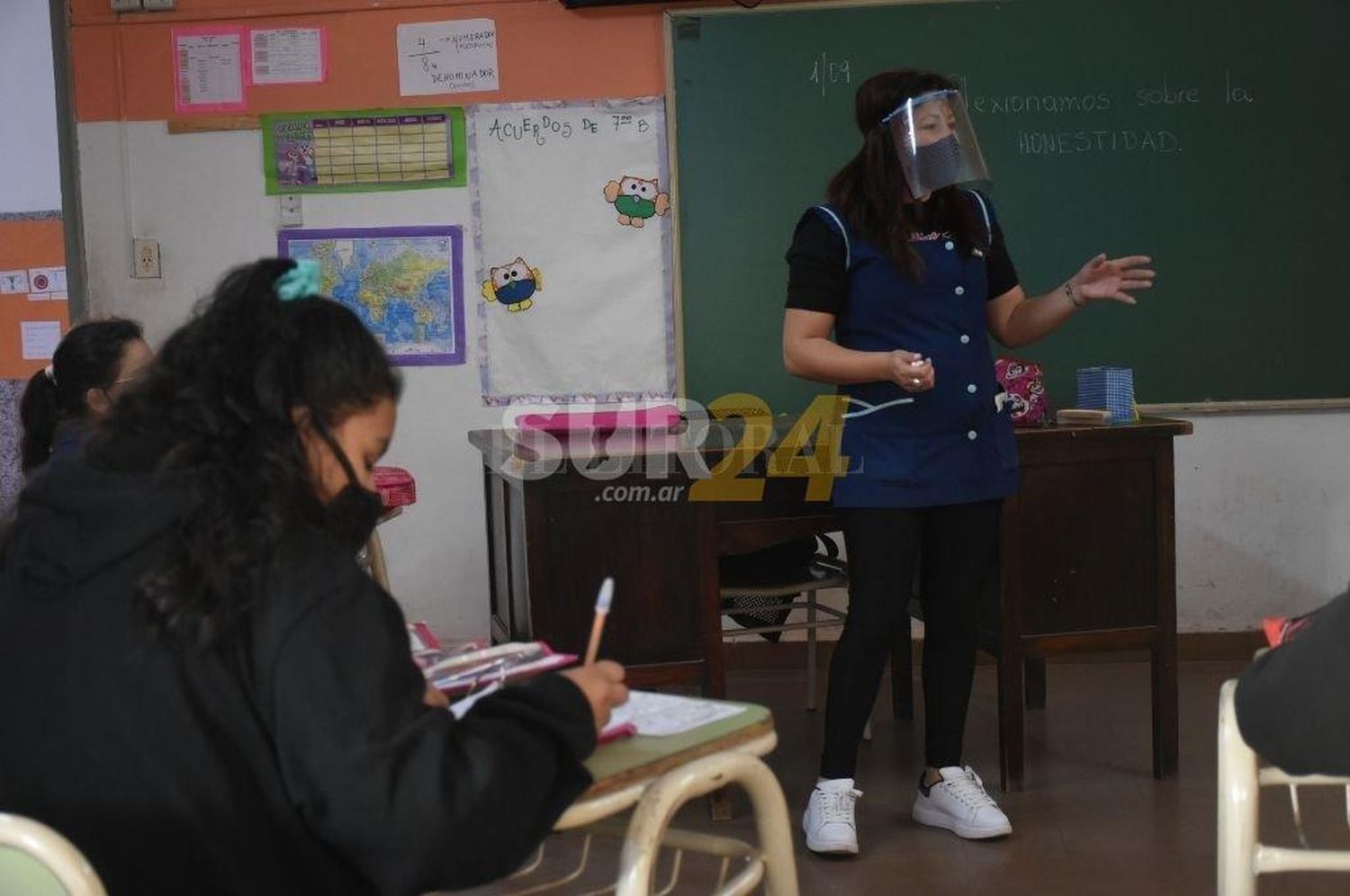 Desigualdad educativa: sólo 3 de cada 10 jóvenes pobres terminan la escuela