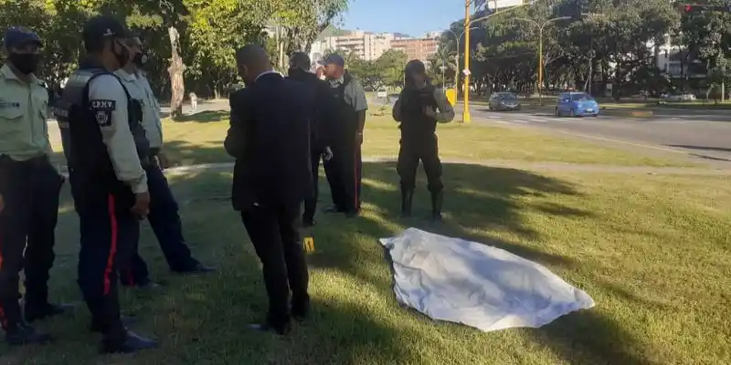 HALLAN cadáver frente a centro comercial del este de Valencia