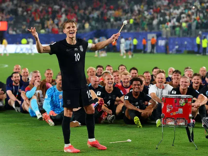 Martin Odegaard, el capitán noruego al mando del bombo en el " “Viking Row”. Foto: Reuters