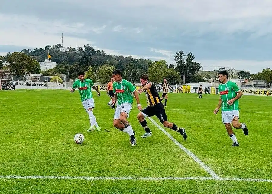 FOTO @CLUBSANTAMARINA Un intento ofensivo de Martín Comachi, absorbido por los marcadores de Kimberley.