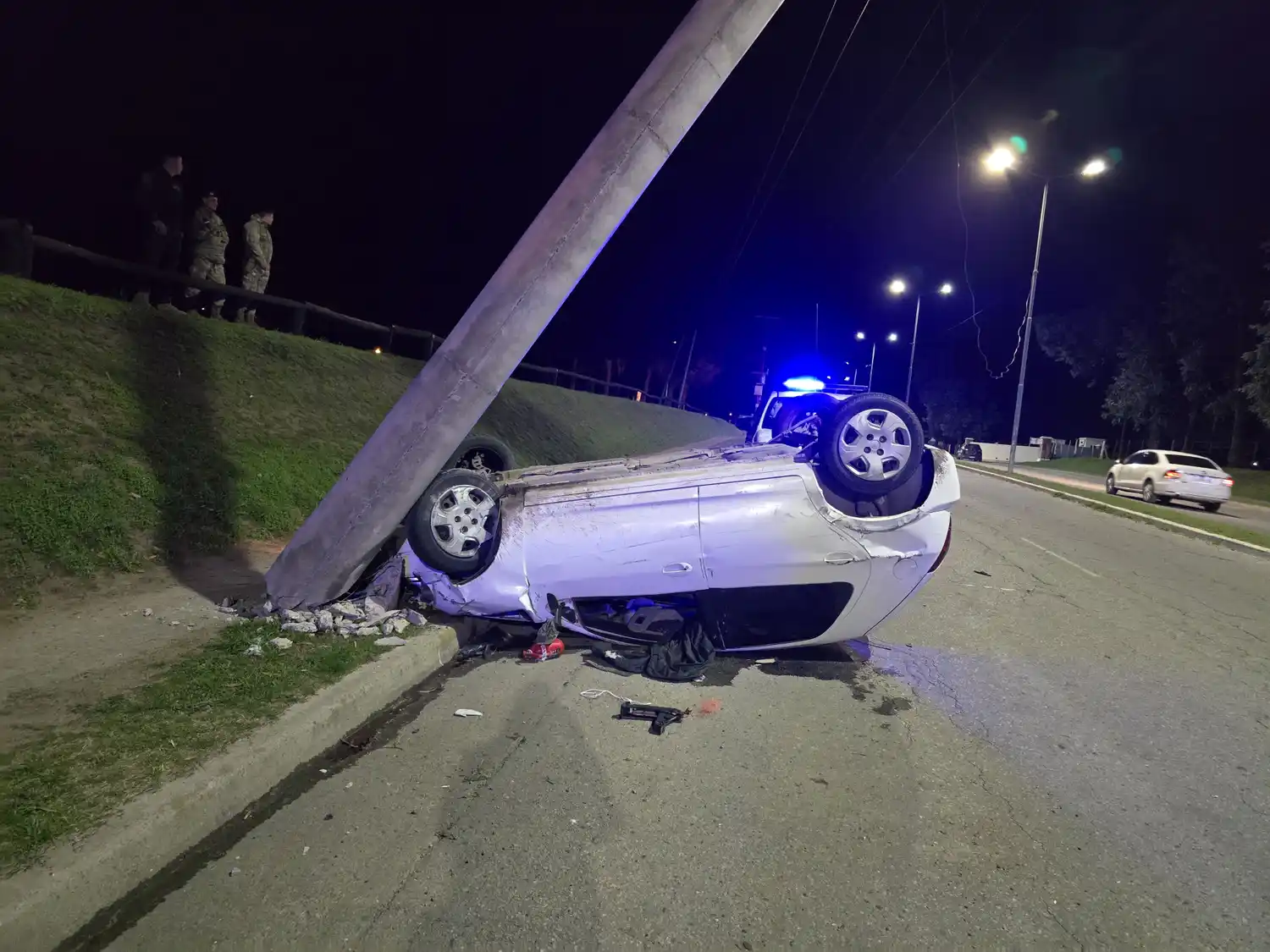 Producto del impacto, uno de los automóviles terminó volcado sobre la calzada