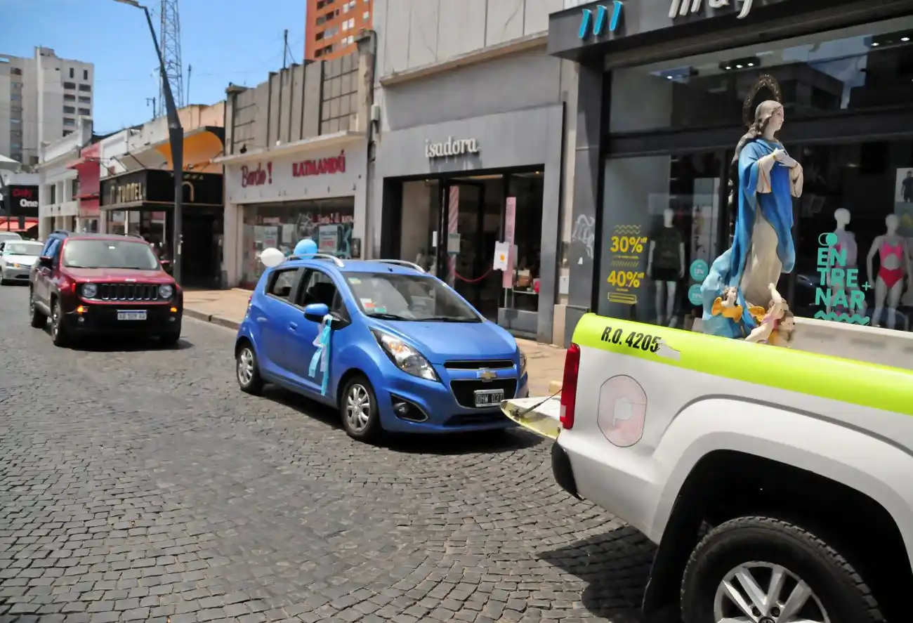 La imagen de la Virgen María recorrió las calles en una caravana de autos