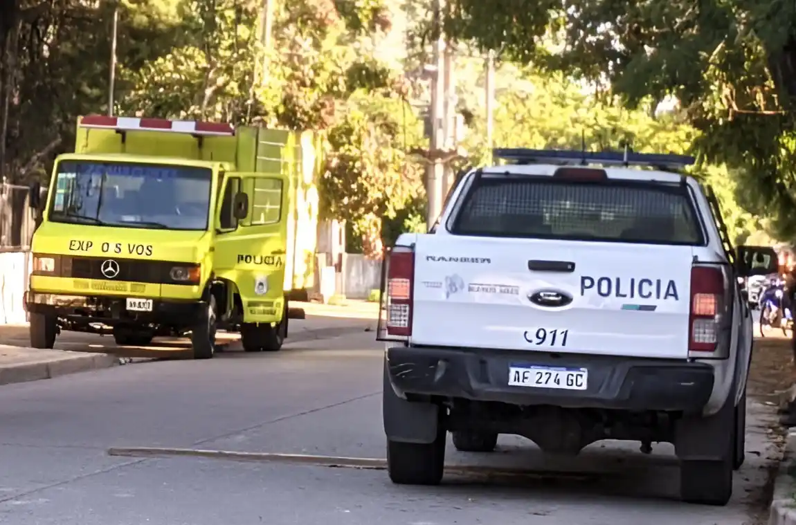 La policía cortó el tránsito en ambas escuelas para la tarea de la Brigada Antiexplosivos.
