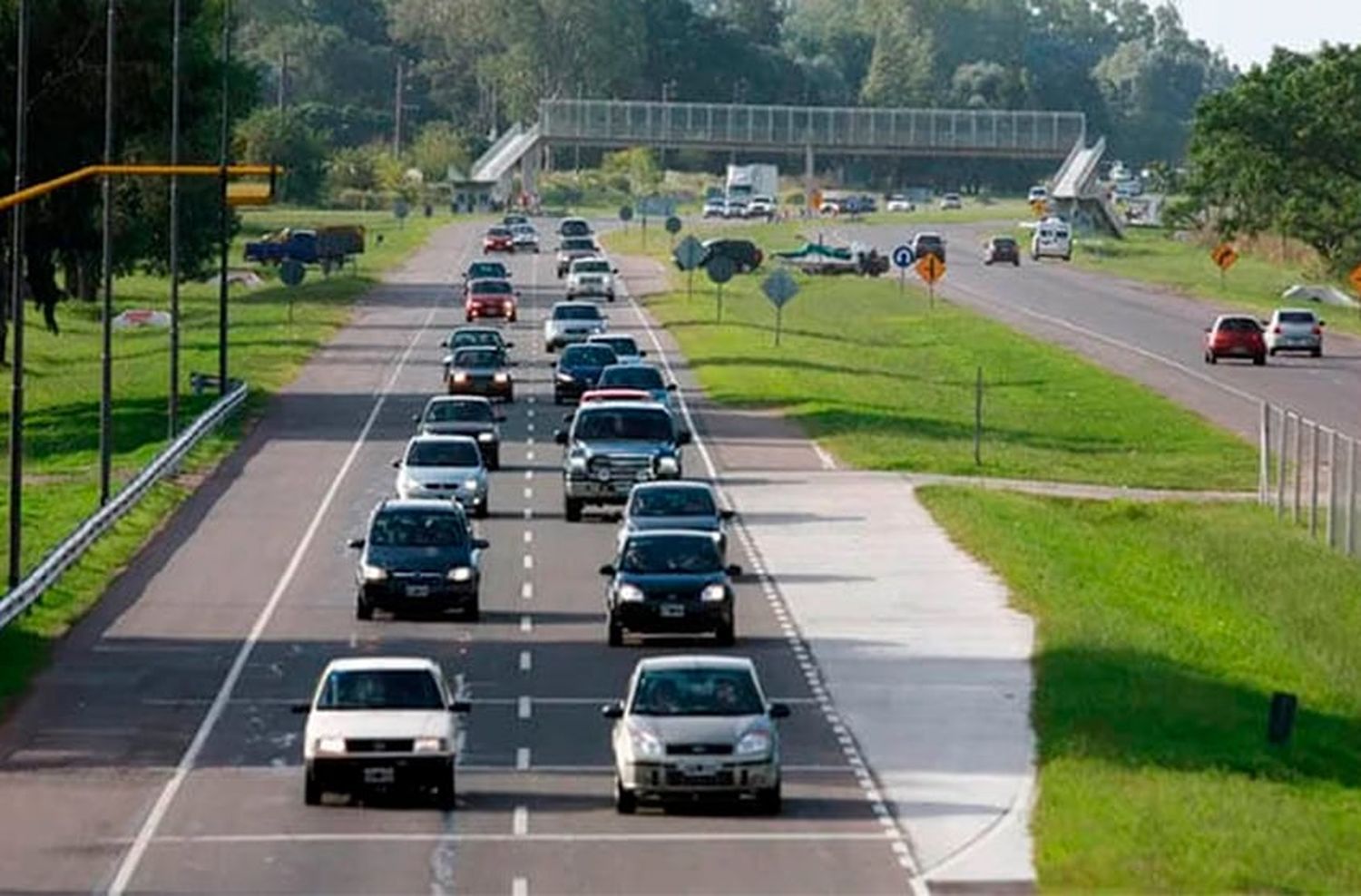 Más de 2200 autos por hora viajan hacia la costa