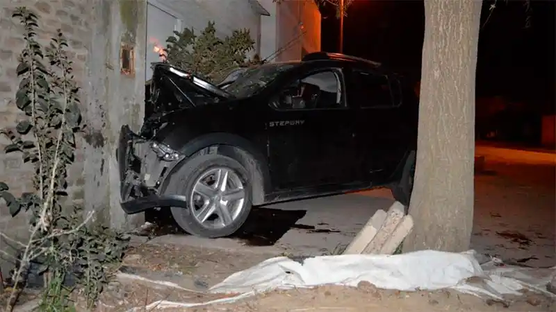 Dos chicos de 14 y 15 años "corrían picadas" y chocaron contra un árbol y una casa 