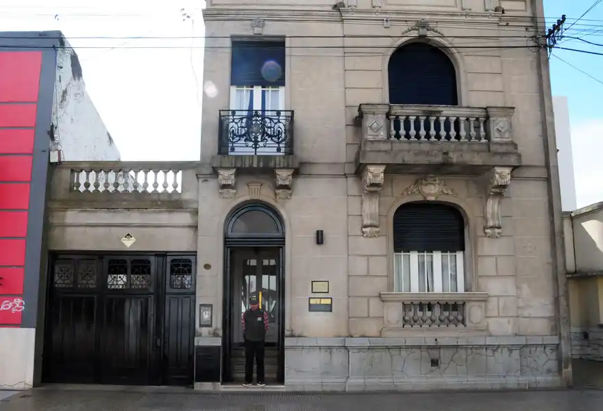 Allanaron un estudio jurídico de Alem al 400