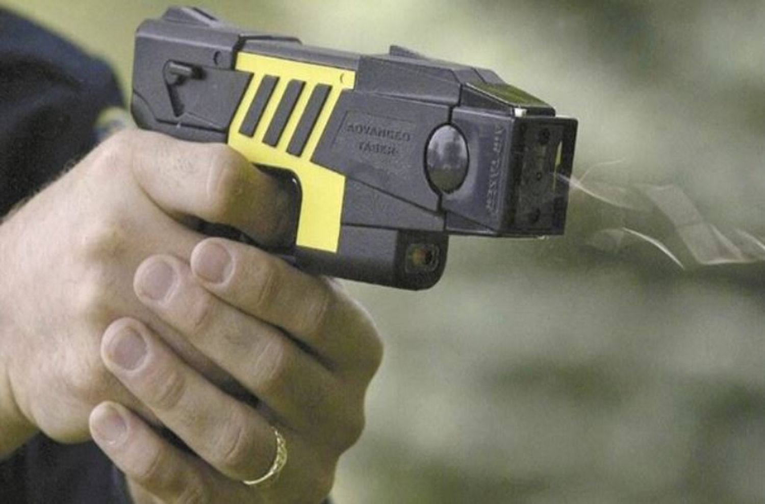 Taser es una de las armas no letales.