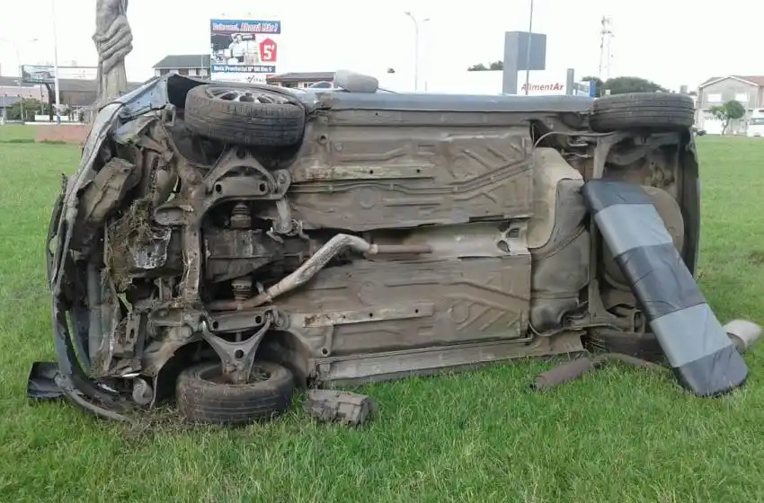 Conducía ebrio y volcó al chocar en la rotonda de Colón y Champagnat