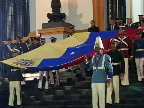 Autoridades rinden honores al Libertador Simón Bolívar en el 242 aniversario de su natalicio