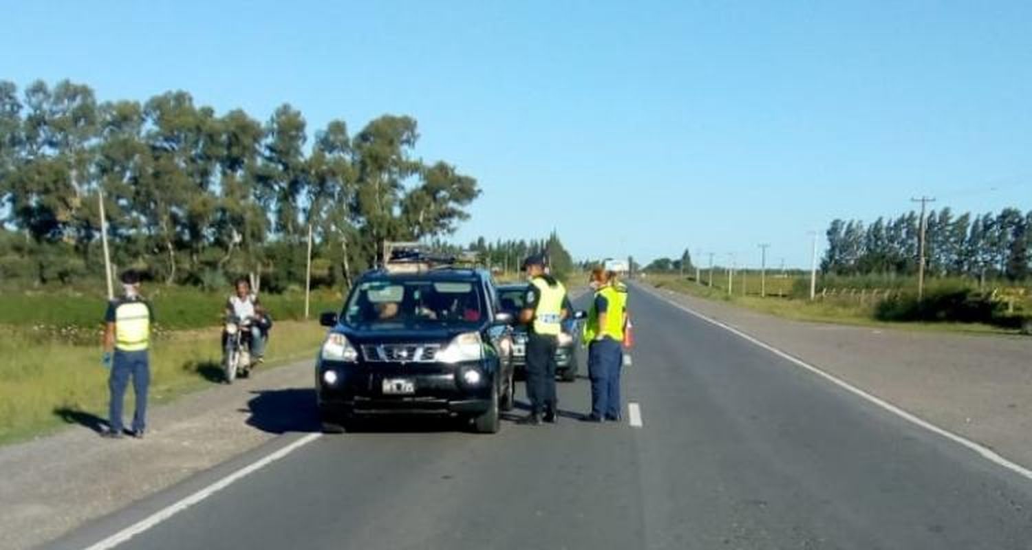 Controles en los accesos: la Policía reduce presencia para hacer cumplir la cuarentena en la ciudad