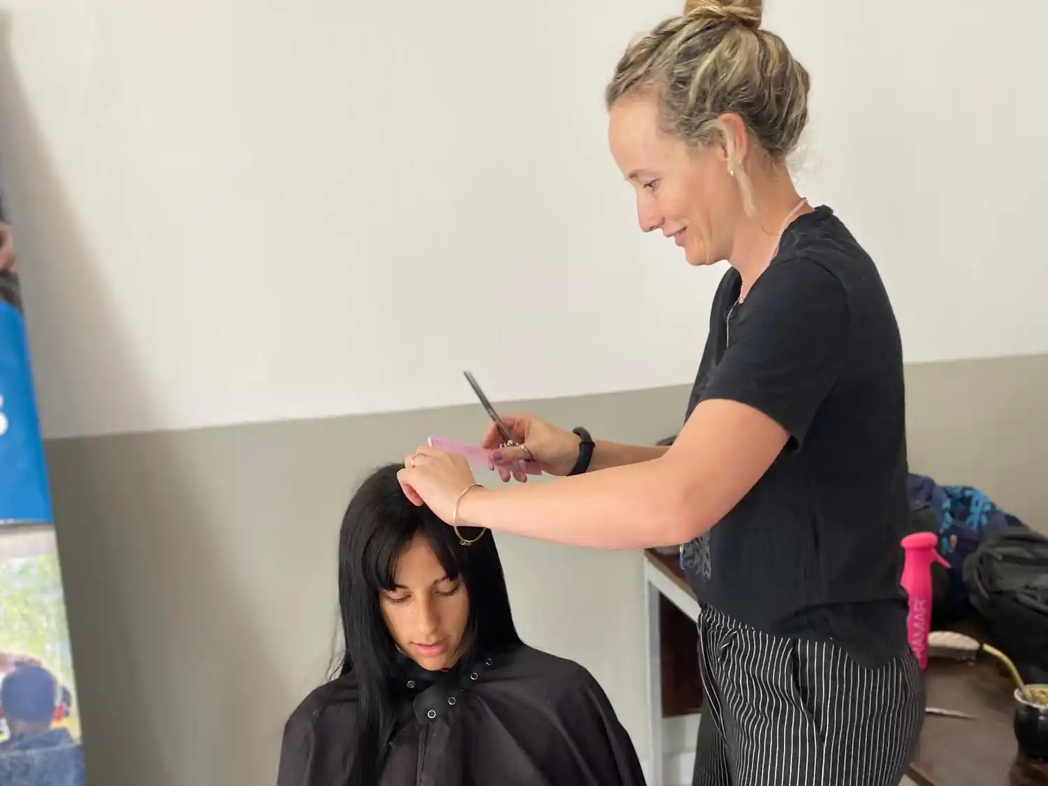 Corte de pelo gratuito para vecinos del barrio Rivadavia.