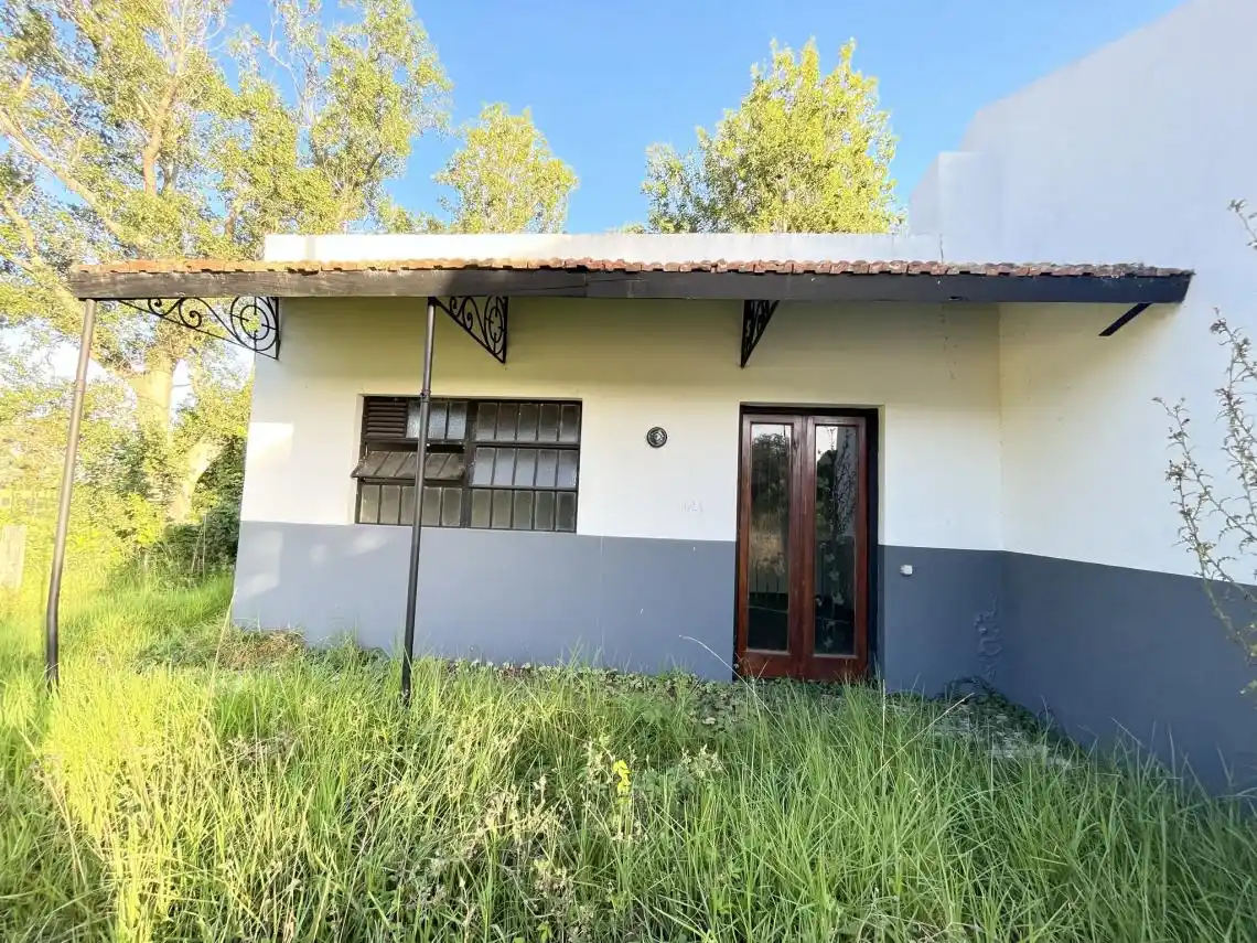 Una pareja volvió  a Gándara para transformar el comedor de la legendaria fábrica abandonada en una pulpería