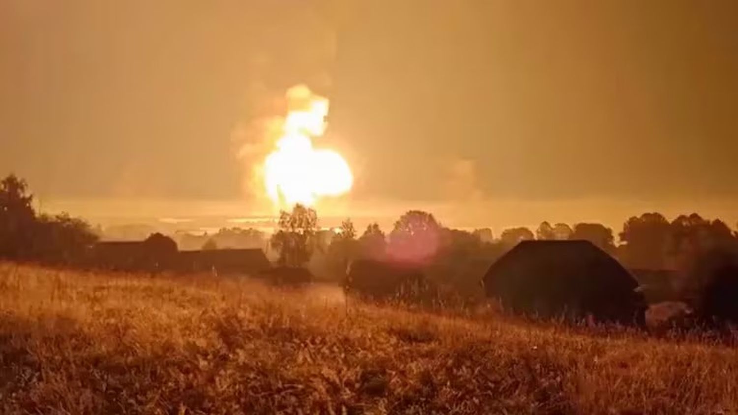 Las llamas se elevan durante una explosión, en medio del conflicto entre Rusia y Ucrania, en Toropets, región de Tver.