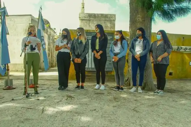 Señalizaron el sitio de memoria Cementerio de General Lavalle: "Los jóvenes de nuestra escuela secundaria recrearon la historia", destacó el intendente