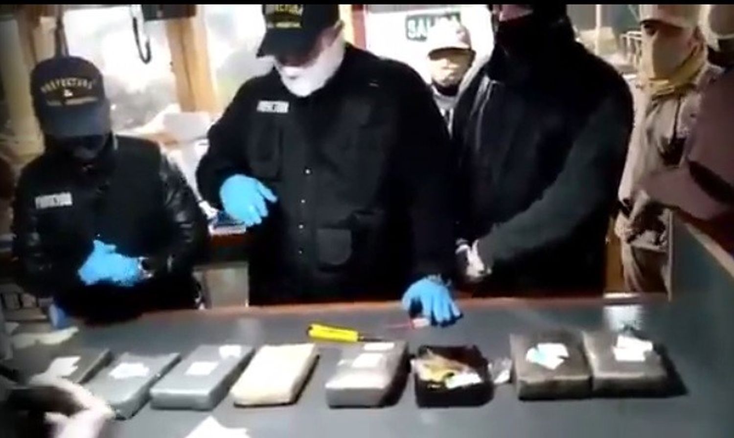 Chubut: Secuestran 8 paquetes con cocaína de máxima pureza en Puerto Madryn "pescados" en un barco