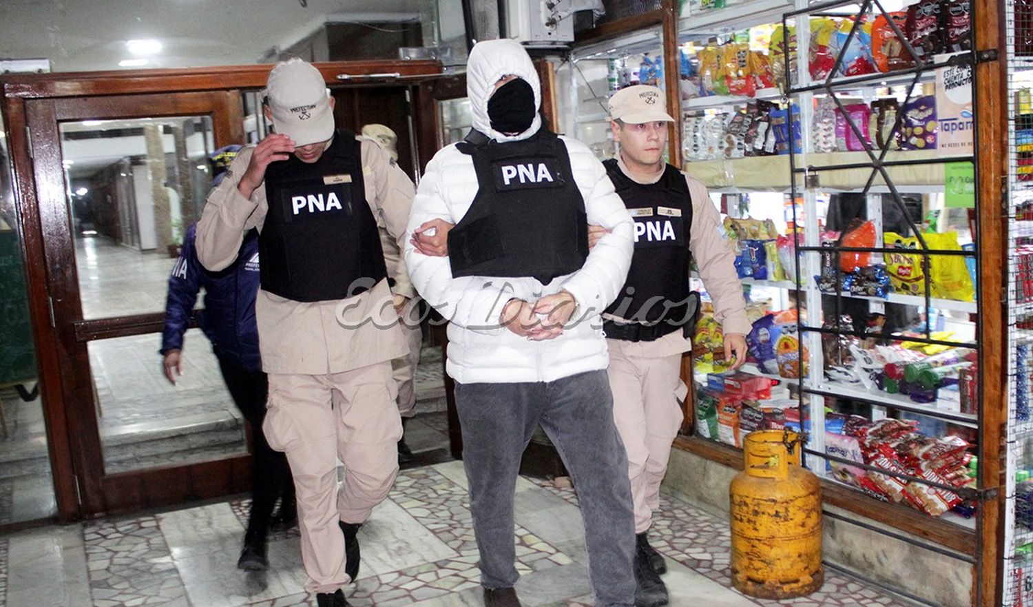 A las 20.20. De Anoche, personal de la Prefectura retira esposado a uno de los principales líderes