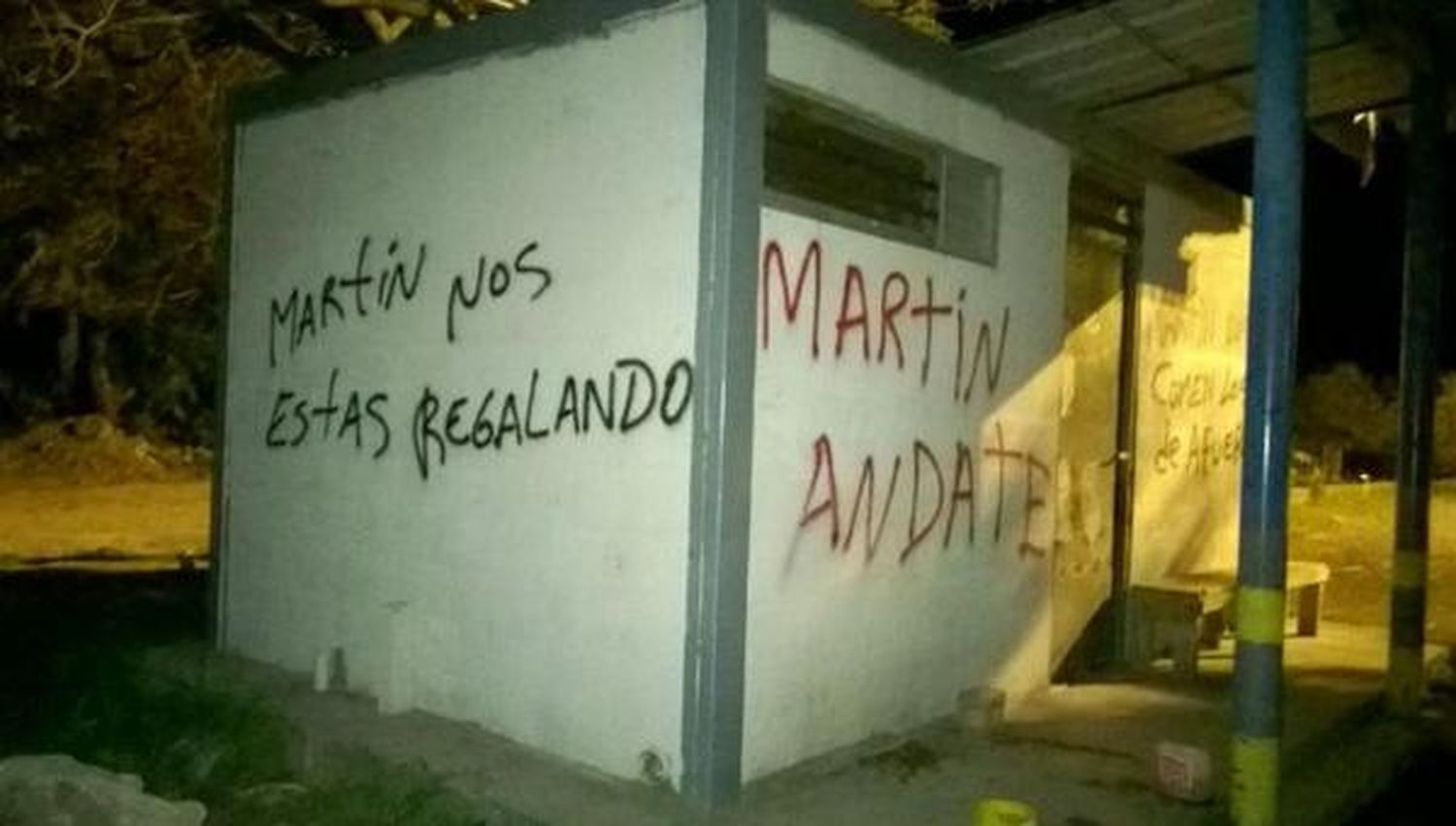 Aparecieron pintadas y se reavivó la interna de la barra brava de River