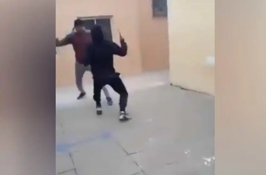 Video: un alumno atacó a otro con una faca en el patio de un colegio