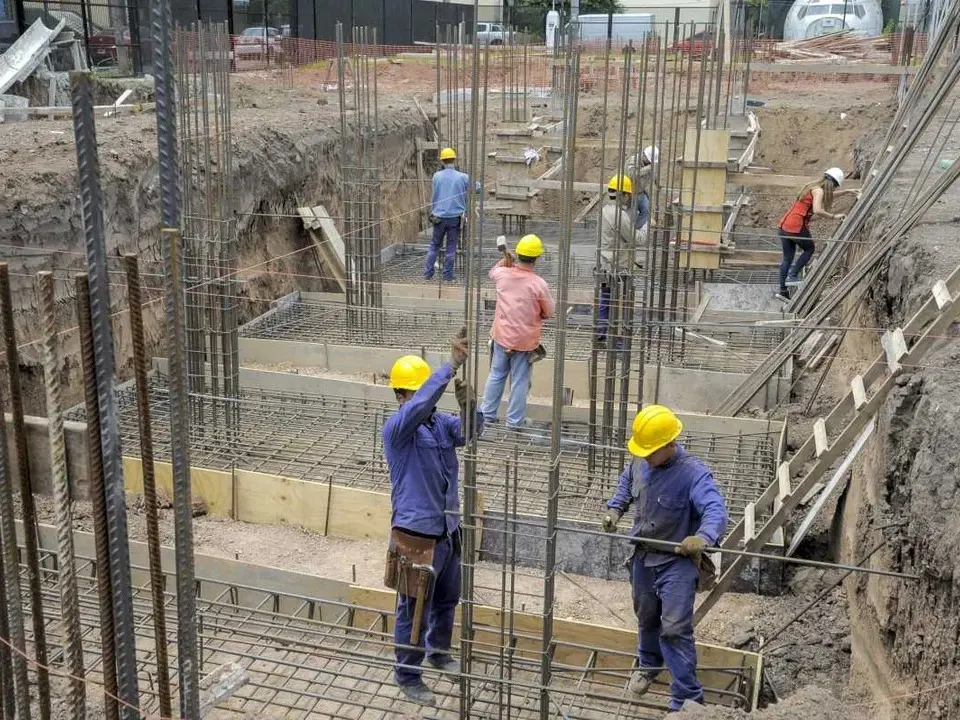 El empleo formal cae y se achica el poder de compra del salario