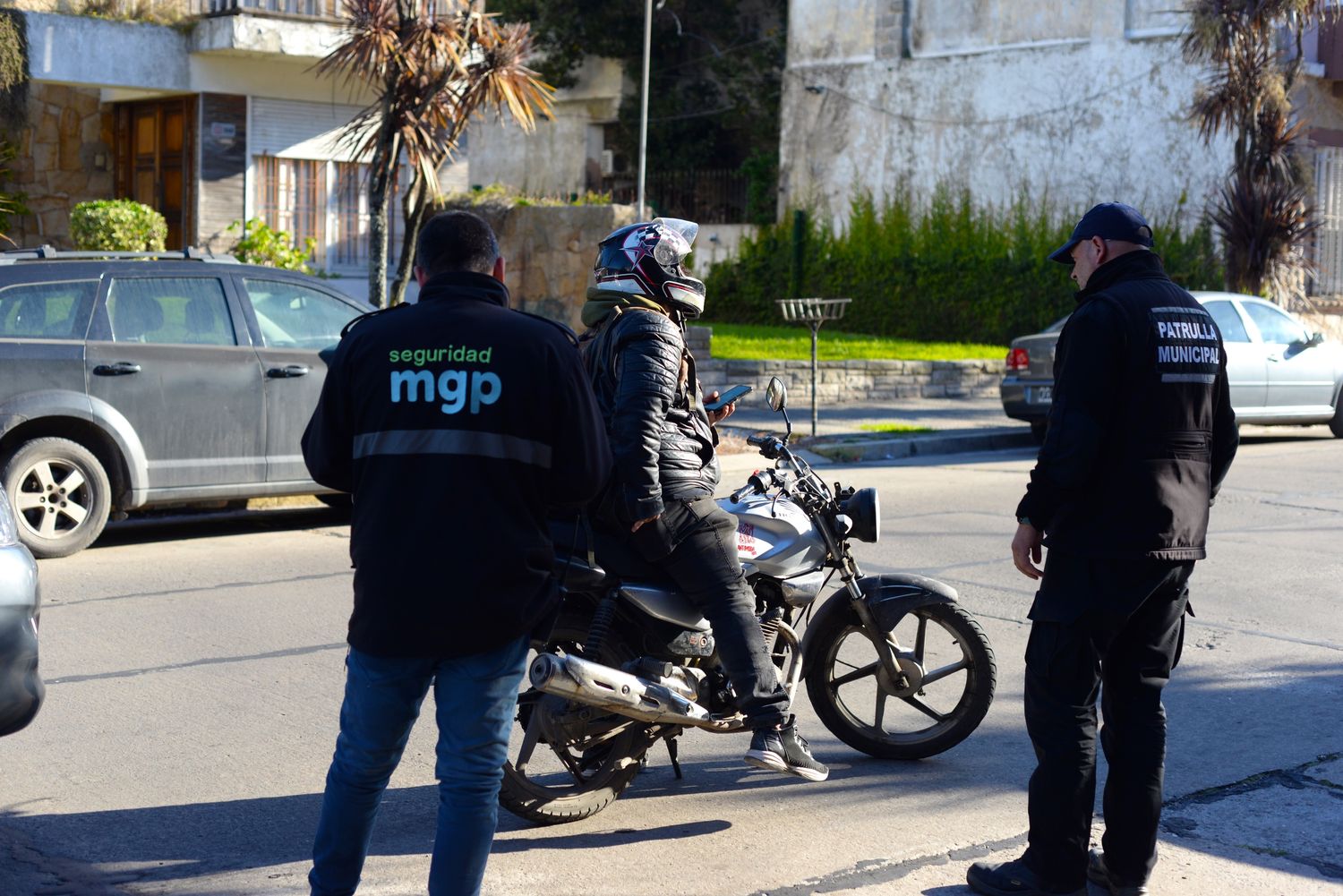 A través de la secretaría de Seguridad, continúan las recorridas y procedimientos disuasivos en diferentes barrios y puntos estratégicos de la ciudad.