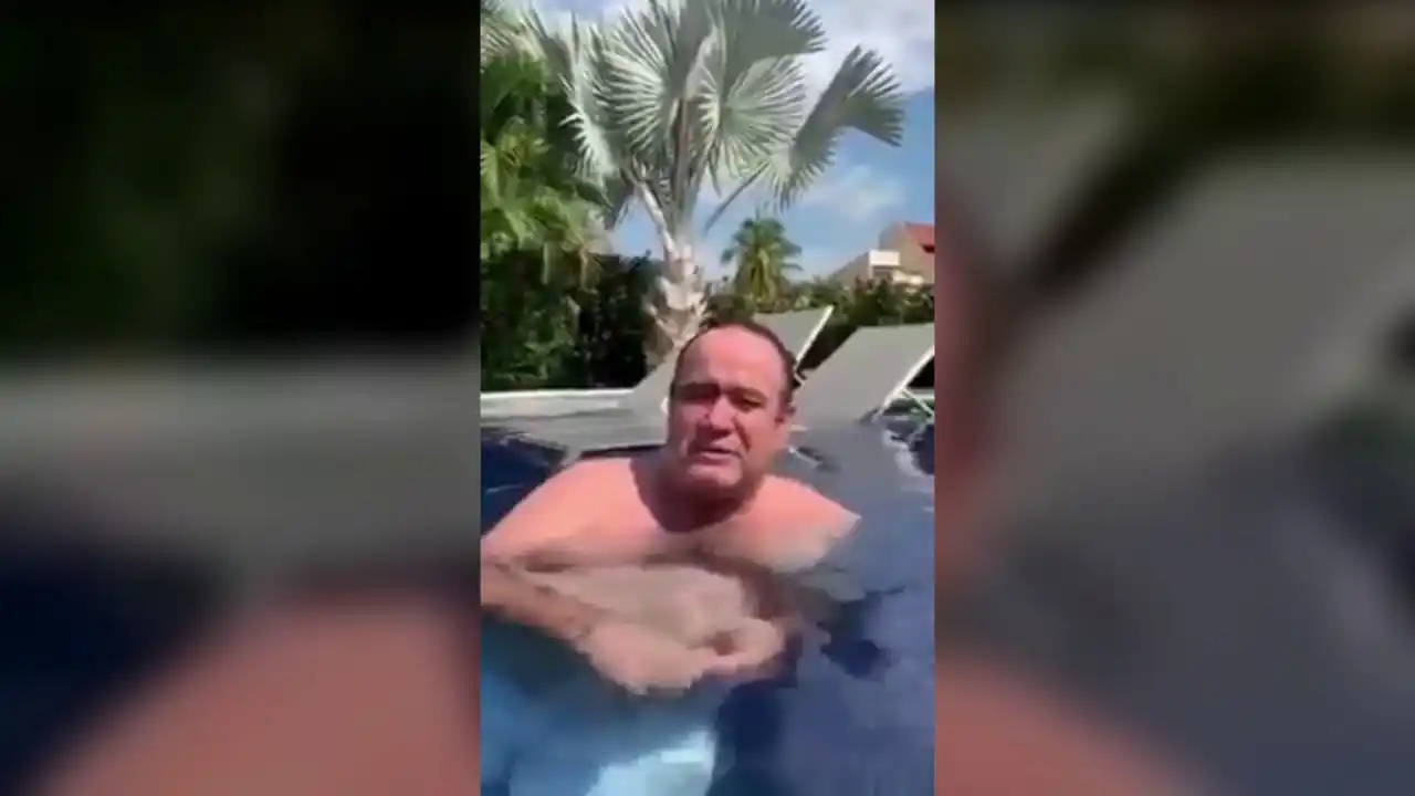 El Presidente de Guatemala mandó un saludo de fin de año metido en su pileta