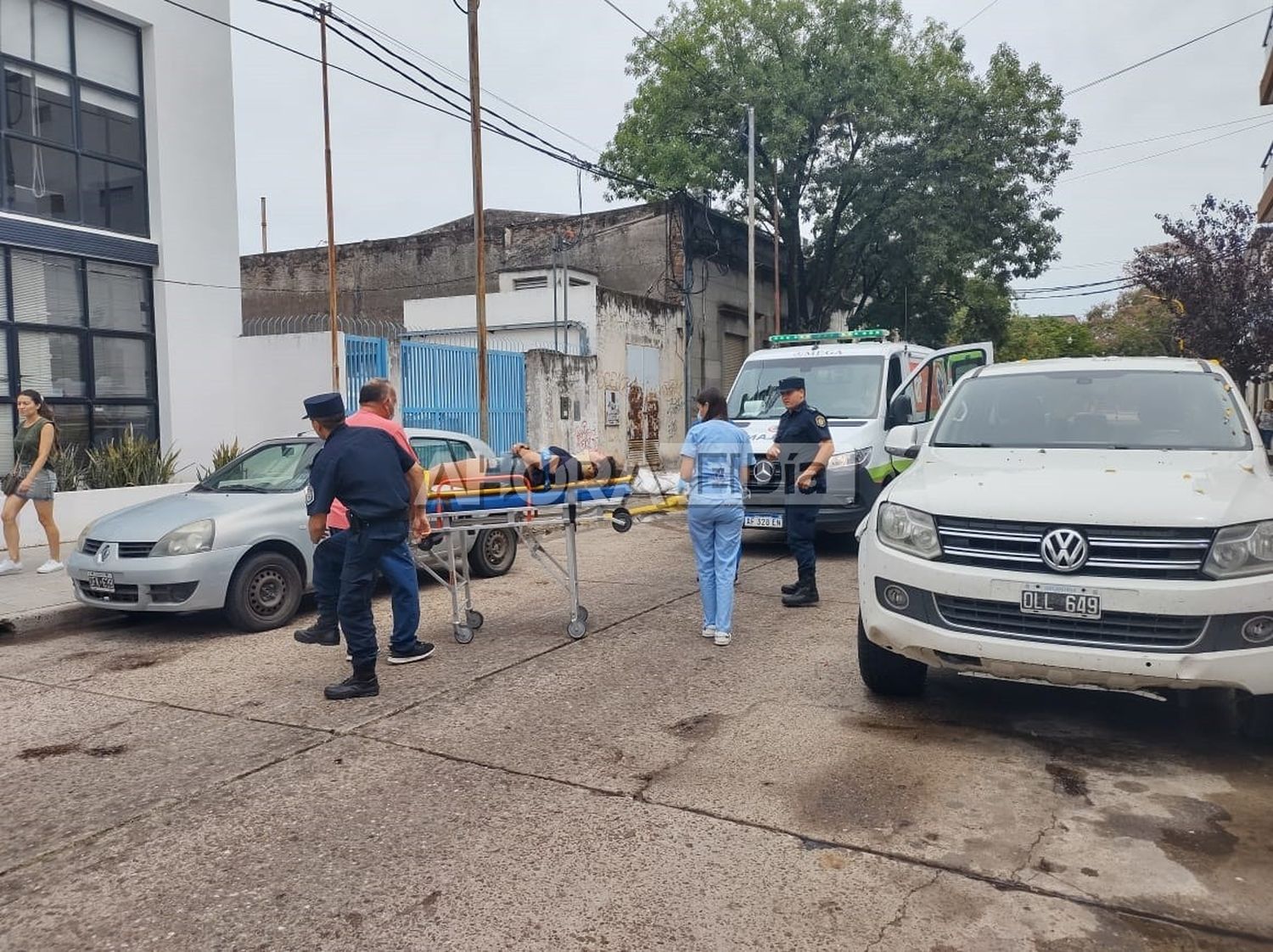 Hospitalizaron a una motociclista que protagonizó una fuerte caída en pleno centro