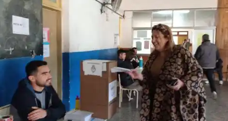 Escuela 43: Lilí votó y se encontró con el papá de Oriana Bonetti