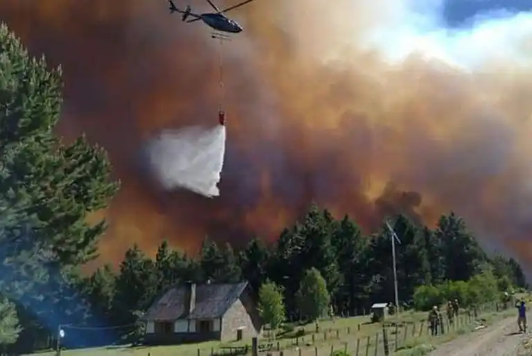 Tragedia: dos muertos tras caer un helicóptero que combatía los incendios