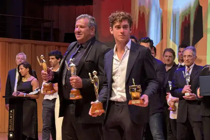 El papá del Dibu recibió el Oro que compartió su hijo con Franco Colapinto.