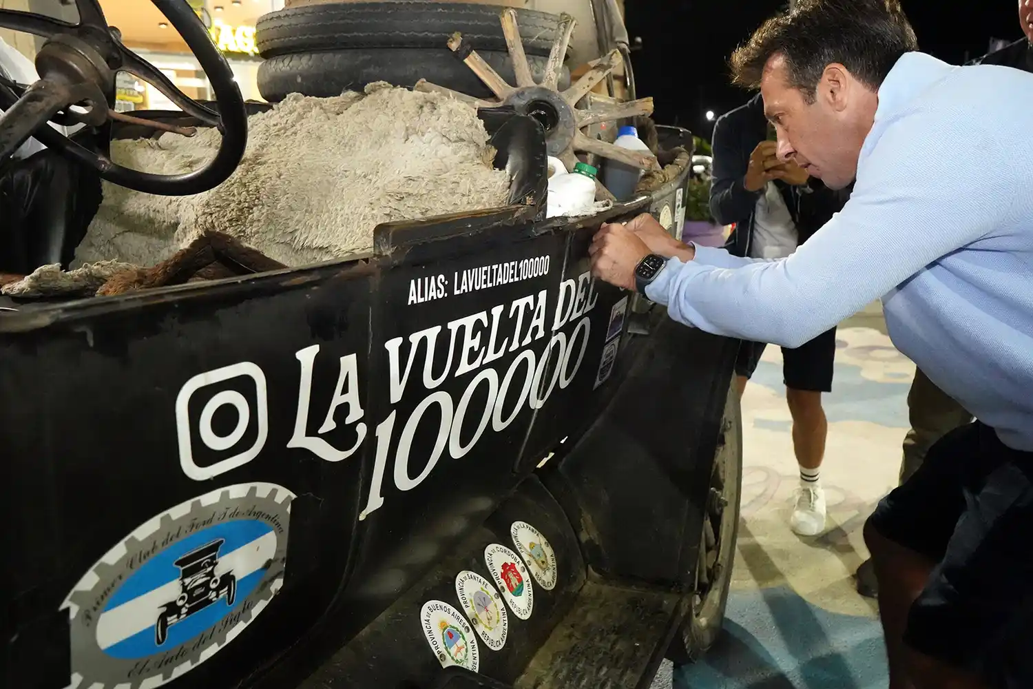 Calco. De la ciudad colocó en el auto el intendente Rojas
