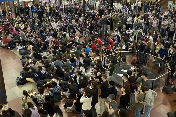 Conflicto universitario: estudiantes de la UBA votaron tomar distintas facultades