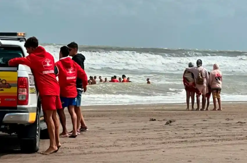 Hallan muerto al joven que era buscado luego de que ingresara al mar embravecido en Monte Hermoso