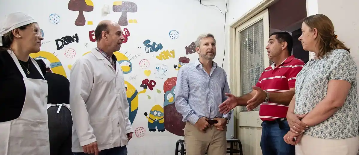 Frigerio valoró la labor en los comedores escolares, al visitar uno que continúa abierto en el verano