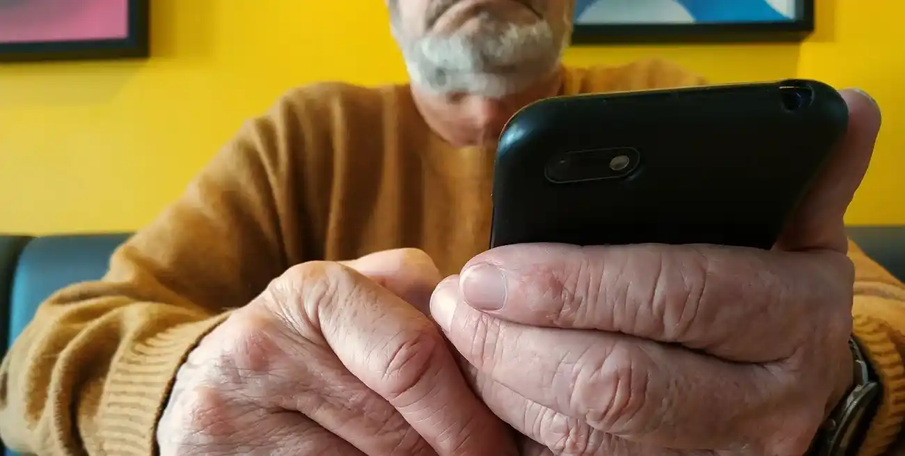 Lo llamó por teléfono, simuló ser de Netflix y le robó millones a un jubilado santafesino