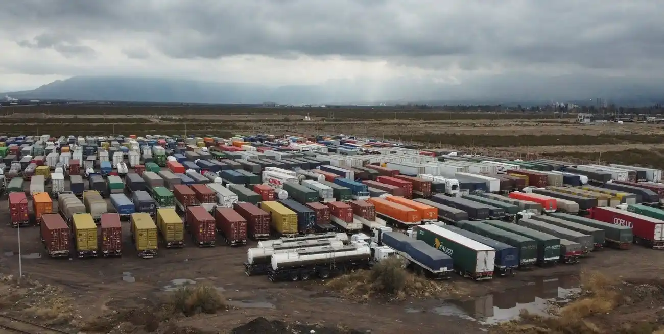 Ya son unos 10.000 camiones los que esperan que se vuelva a abrir el Túnel Cristo Redentor. Crédito: Télam.