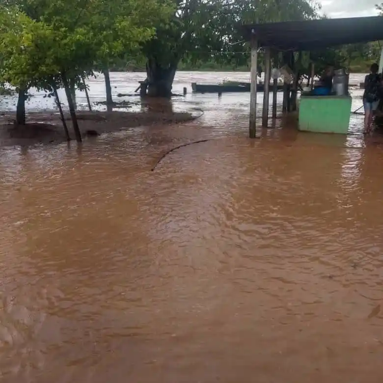 ¡ANGUSTIA EN SAN CRISTÓBAL! Colapsan las quebradas tras fuertes lluvias