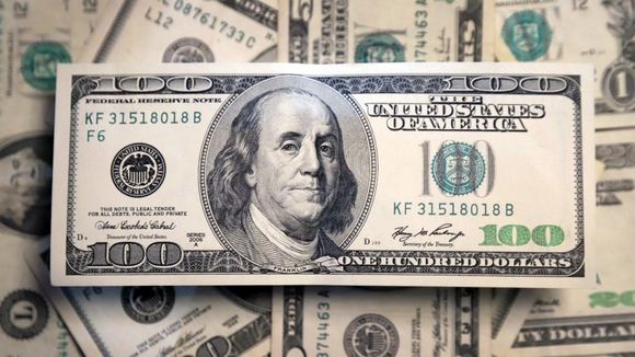 El dólar oficial cerró la semana en baja tras cotización récord