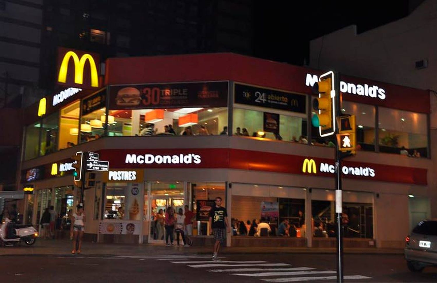 Disturbios en el McDonald’s de Corrientes y Pellegrini: un sujeto amenazó de muerte al guardia con un destornillador